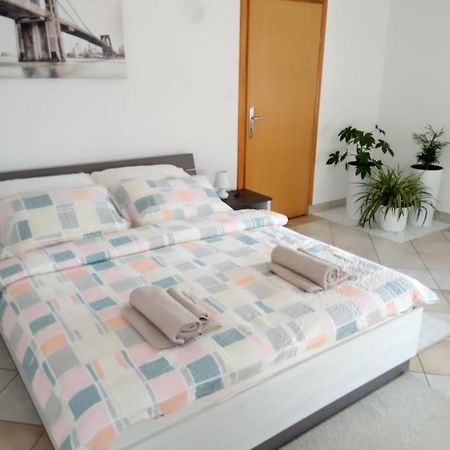 Studio Apartman Kika โอโทชาส ภายนอก รูปภาพ
