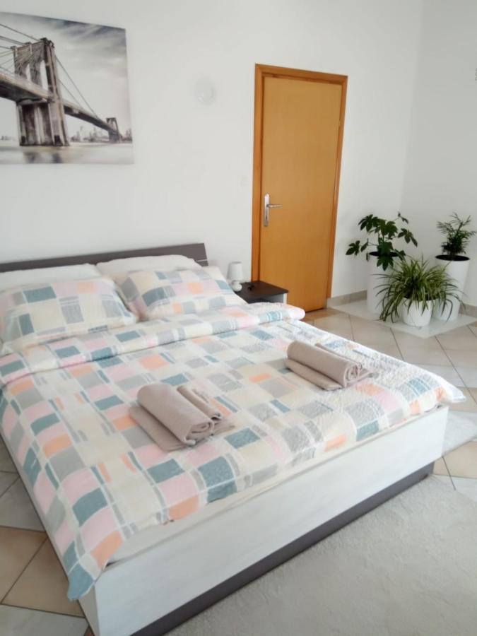 Studio Apartman Kika โอโทชาส ภายนอก รูปภาพ