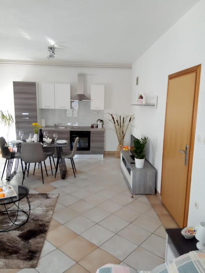 Studio Apartman Kika โอโทชาส ภายนอก รูปภาพ