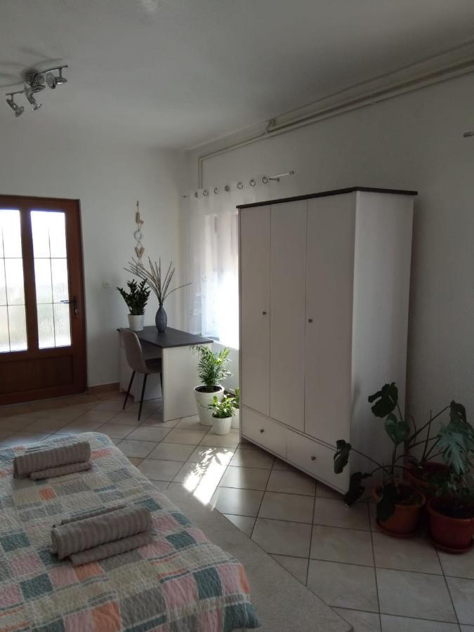Studio Apartman Kika โอโทชาส ภายนอก รูปภาพ