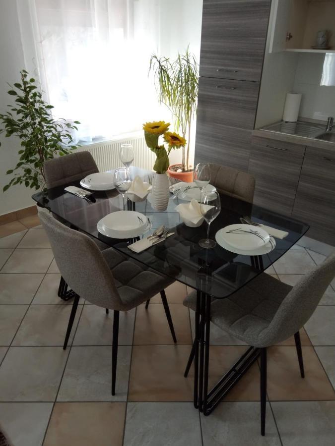 Studio Apartman Kika โอโทชาส ภายนอก รูปภาพ